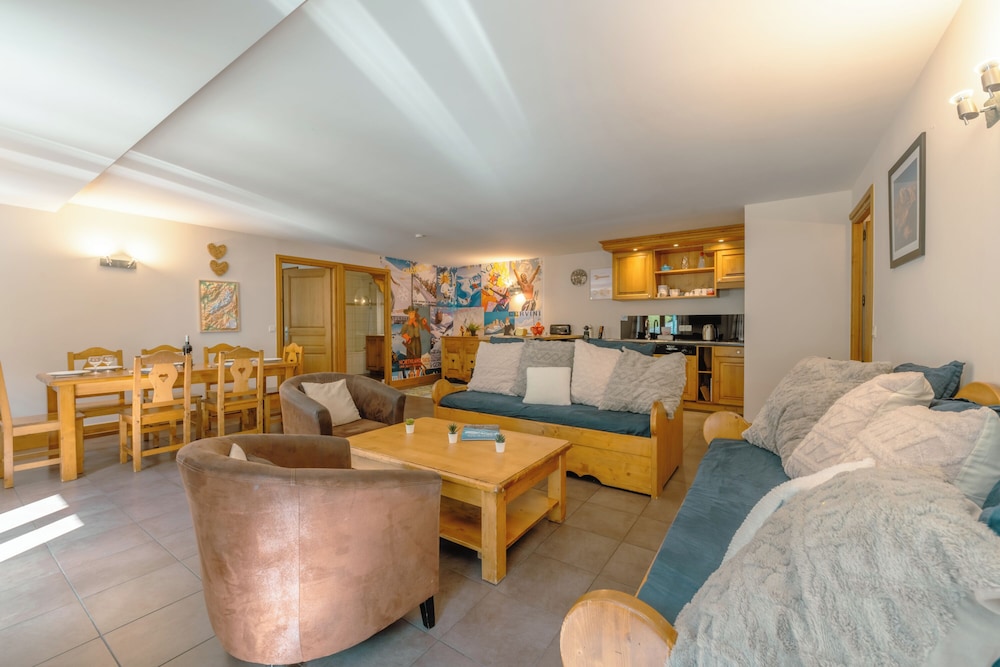 Family Apartment, Multiple Bedrooms, 2 Bathrooms (Vallorcine Loriaz 35 ski in / ski out)