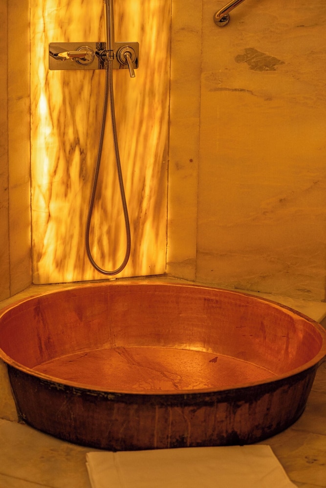 Deluxe Suite - Photo 15
