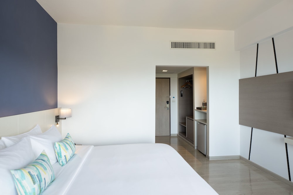 Deluxe Room, 1 King Bed - Photo 2