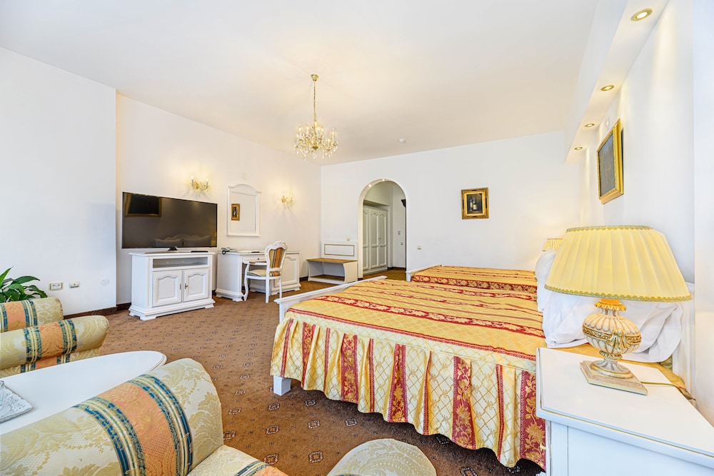 Deluxe Double or Twin Room, 2 Queen Beds, Accessible, Balcony photo 2