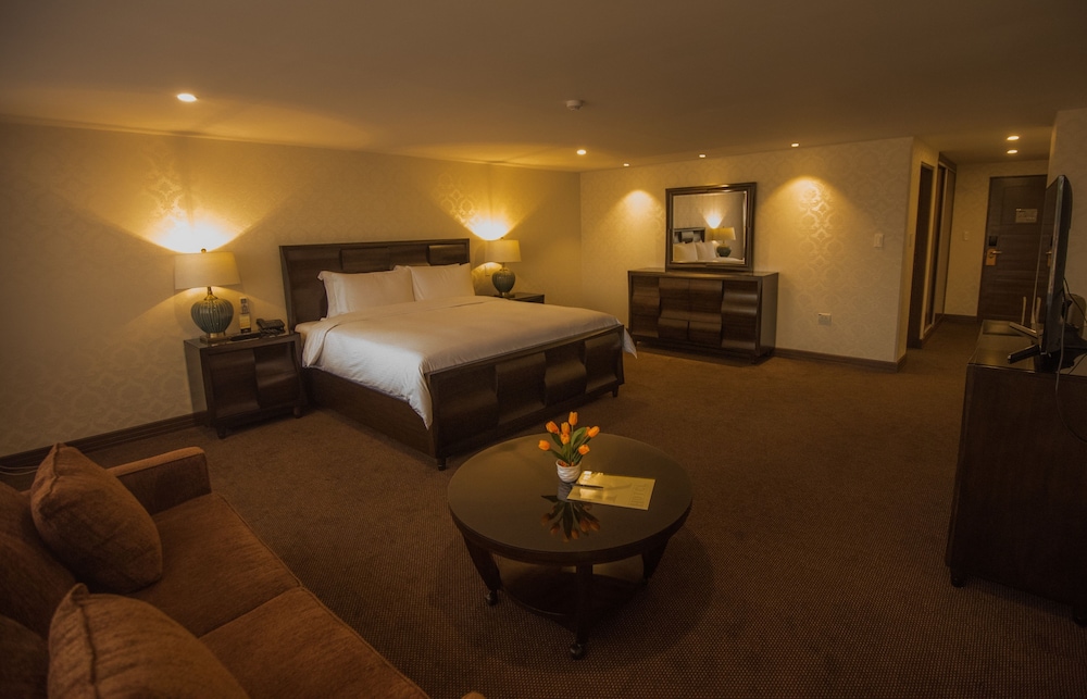 Deluxe Room, 1 King Bed photo 3