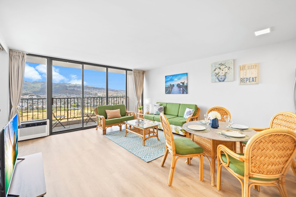 High Floor Mountain View Condo with 2 Beds and Parking: Condo, 1 Bedroom, Mountain View (0148) photo