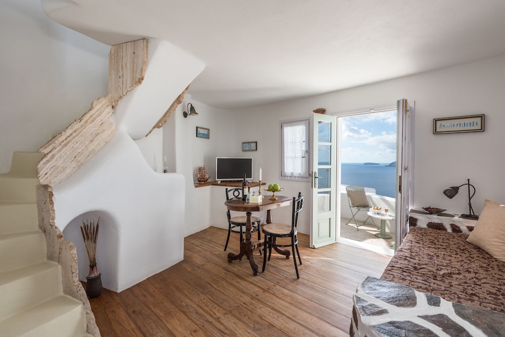 Superior Suite, Jetted Tub (Caldera View) - Photo 28