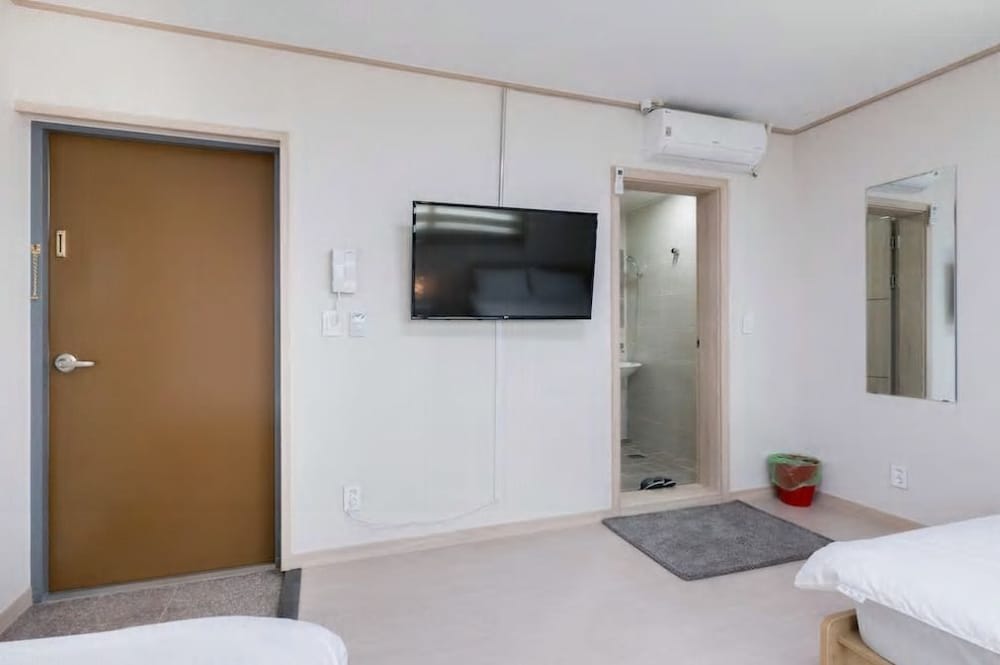 Family Room - Photo 6