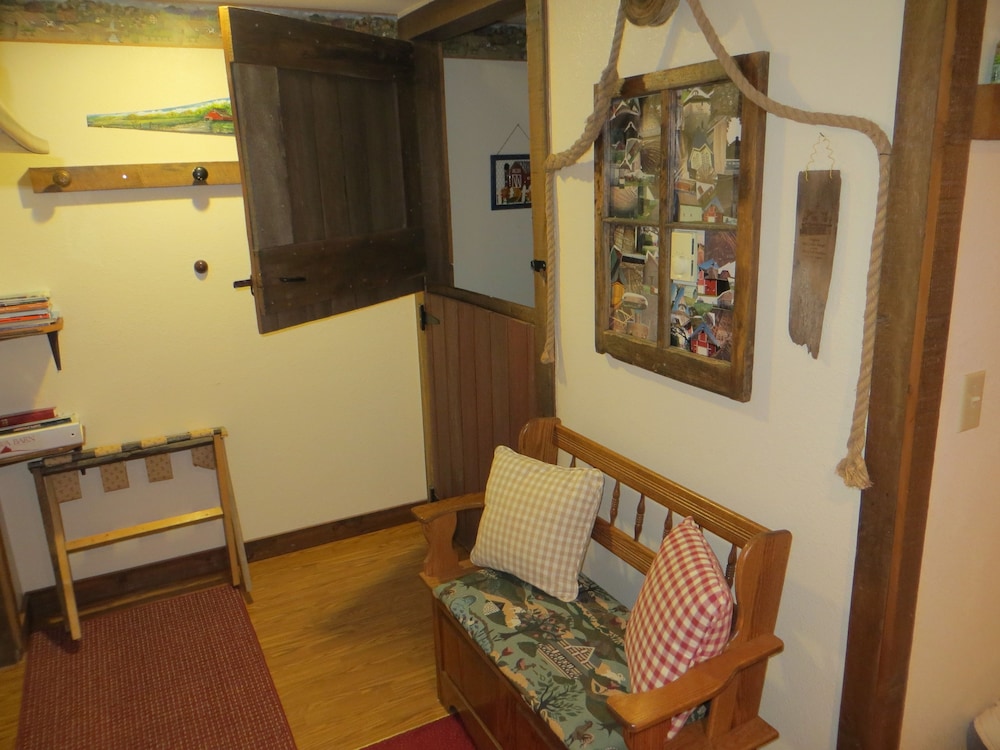 Standard Room, 1 Queen Bed (Loft) photo 3