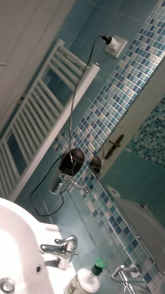 Twin Room, 2 Twin Beds, Shared Bathroom photo 3