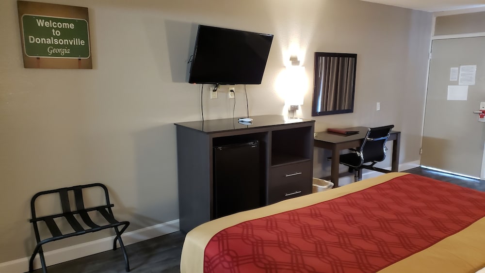 Standard Room, 1 King Bed, Smoking - Photo 4