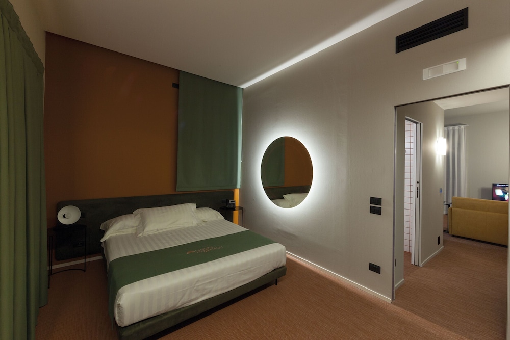 Family Room, 1 Queen Bed, Non Smoking, Balcony (with Two Single SofaBeds) - Photo 2
