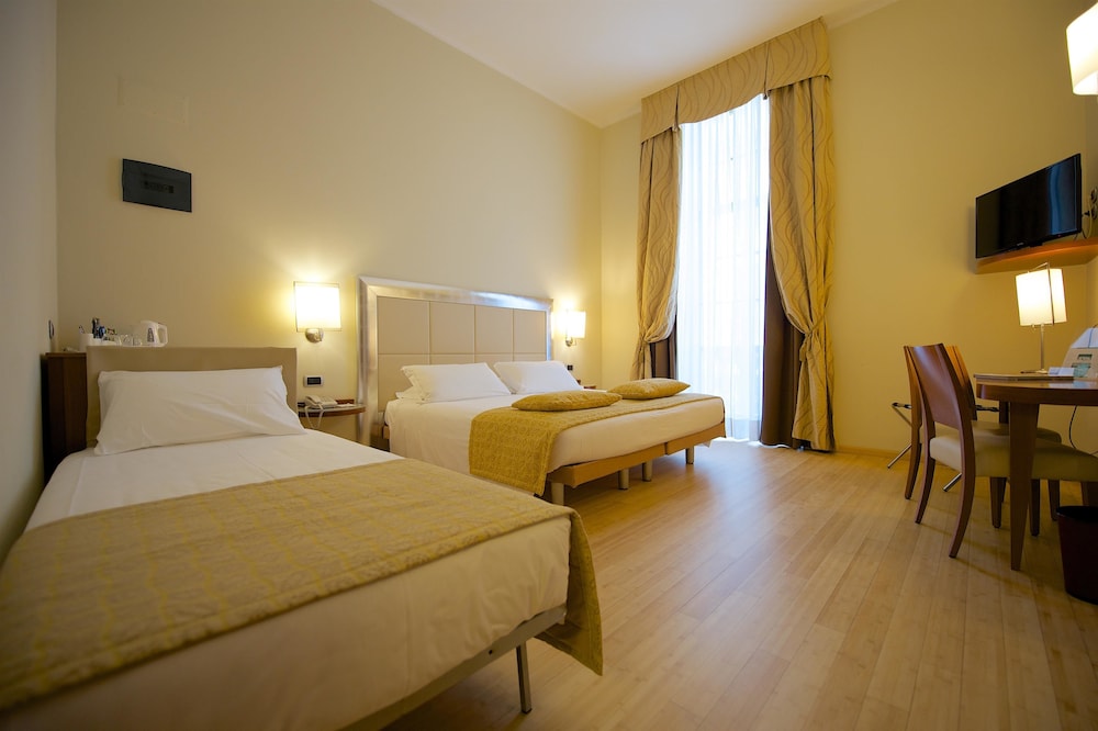 Standard Room, Multiple Beds - Photo 5