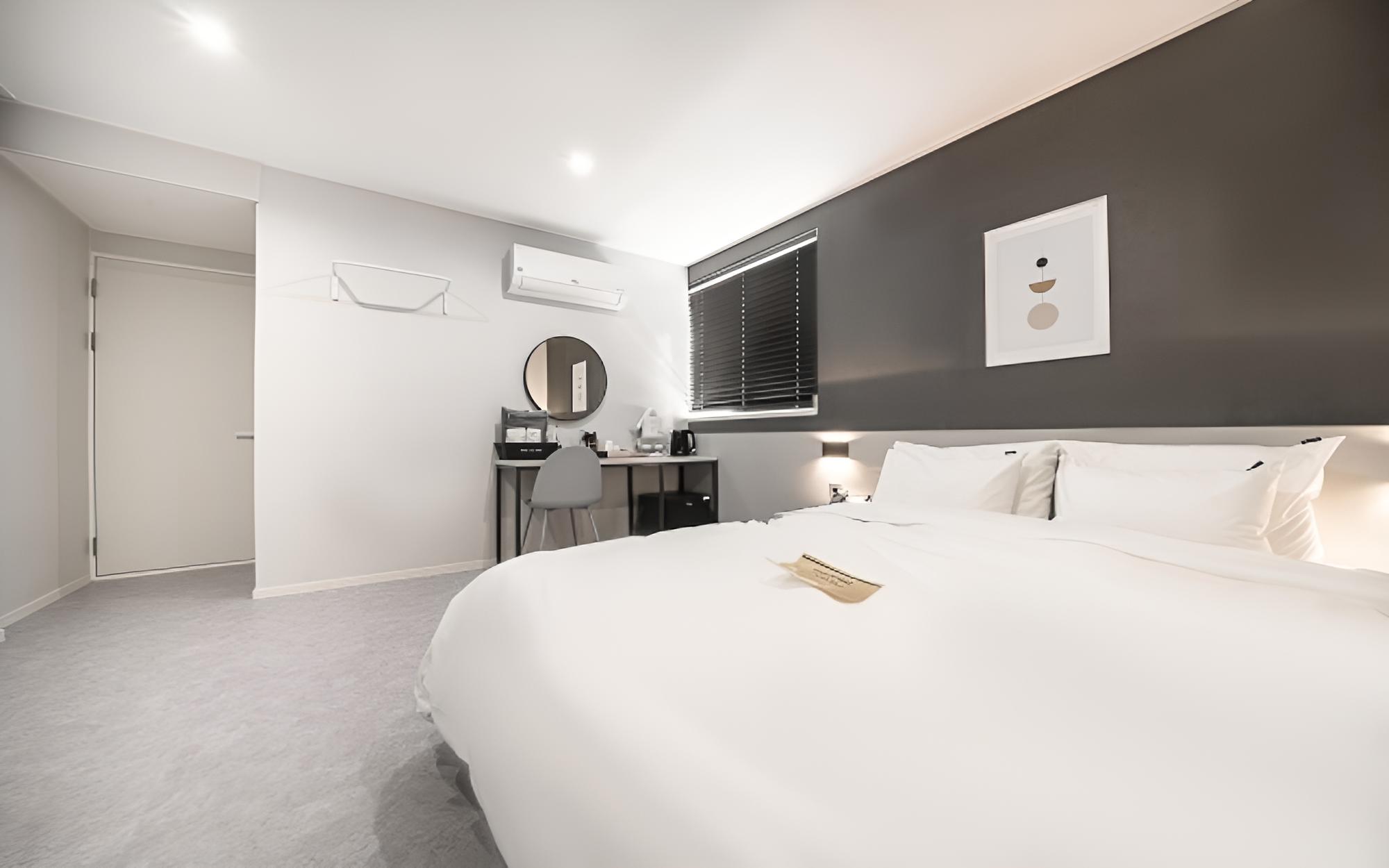Room (Deluxe (corona safety sterilization N) - Photo 4