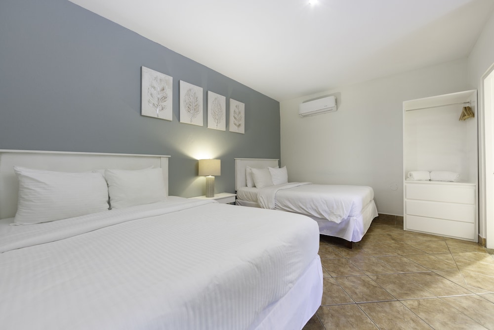 Deluxe Room, Multiple Beds photo 2
