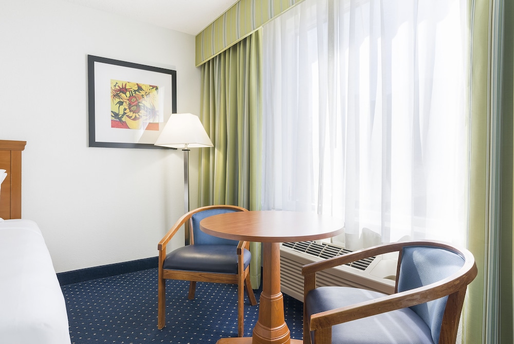 Standard Double Queen Room - Photo 5