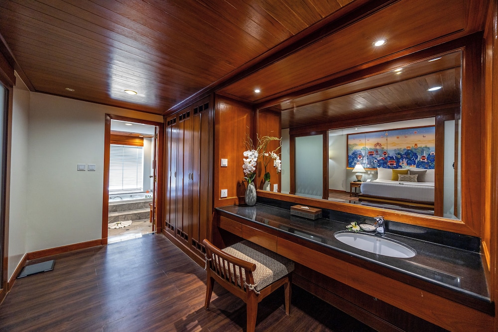 Grand Suite, 2 Twin Beds, Jetted Tub (Grand Jacuzzi Suite) - Photo 2