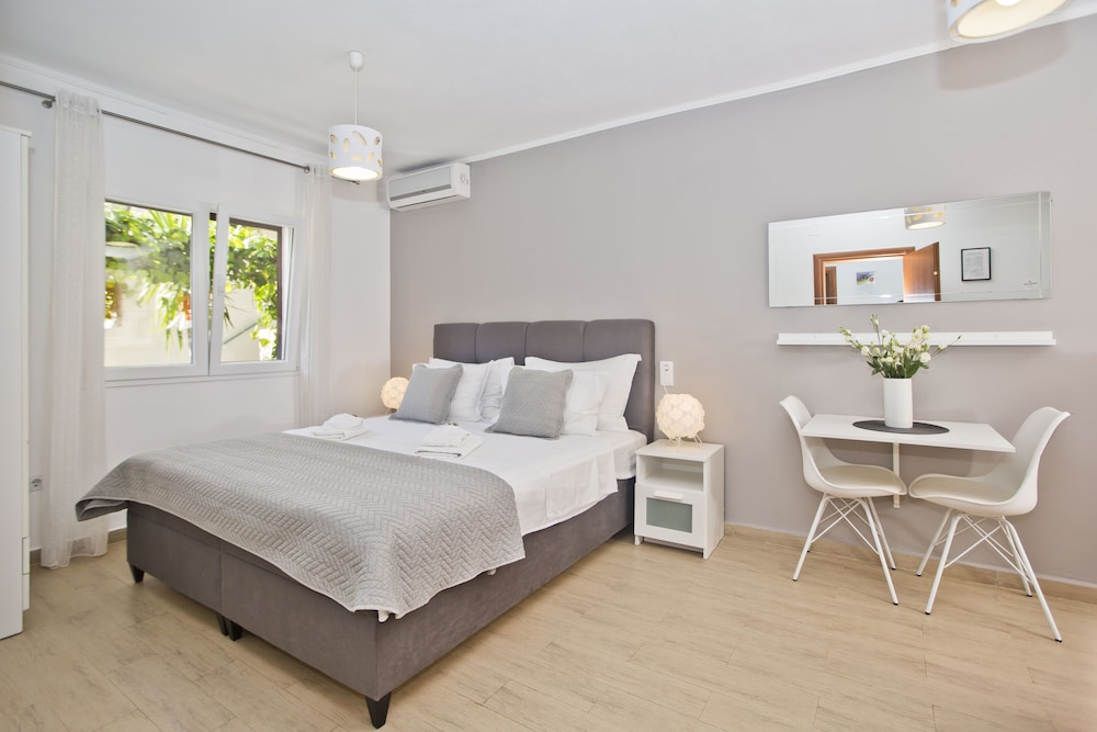 Classic Studio, 1 King Bed, Terrace, Garden View photo 1