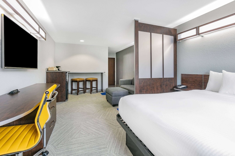 Studio Suite, 1 Queen Bed, Non Smoking - Photo 1