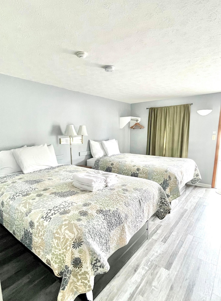 Deluxe Double Room, 2 Queen Beds, Pool View (1st floor) photo 1