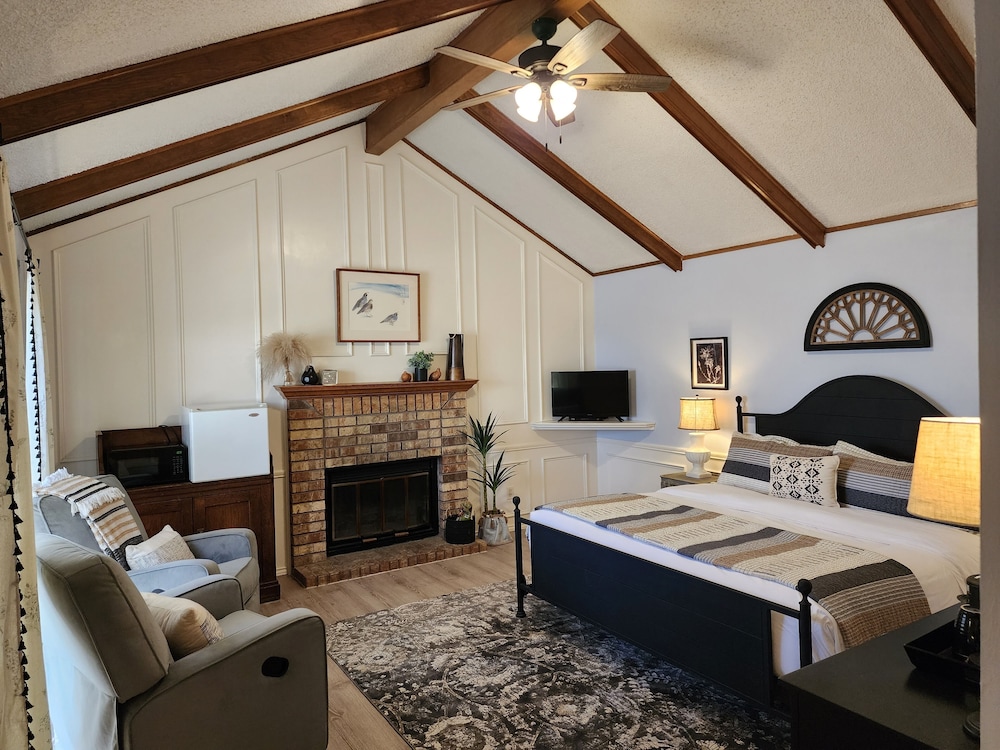Classic Cabin, Fireplace, Courtyard View