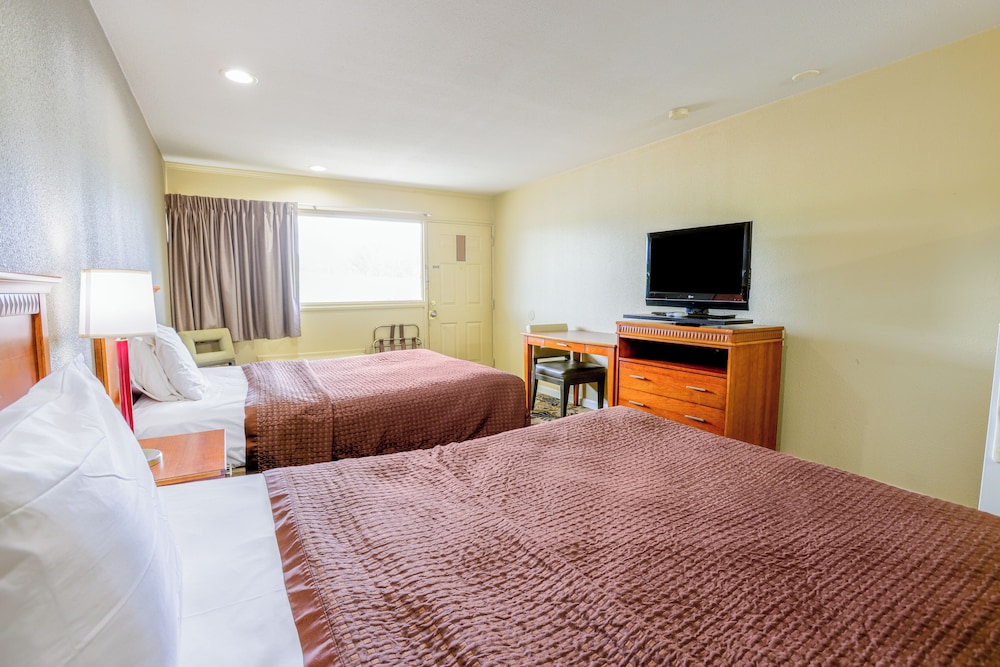 Room, 2 Queen Beds, Smoking photo 3