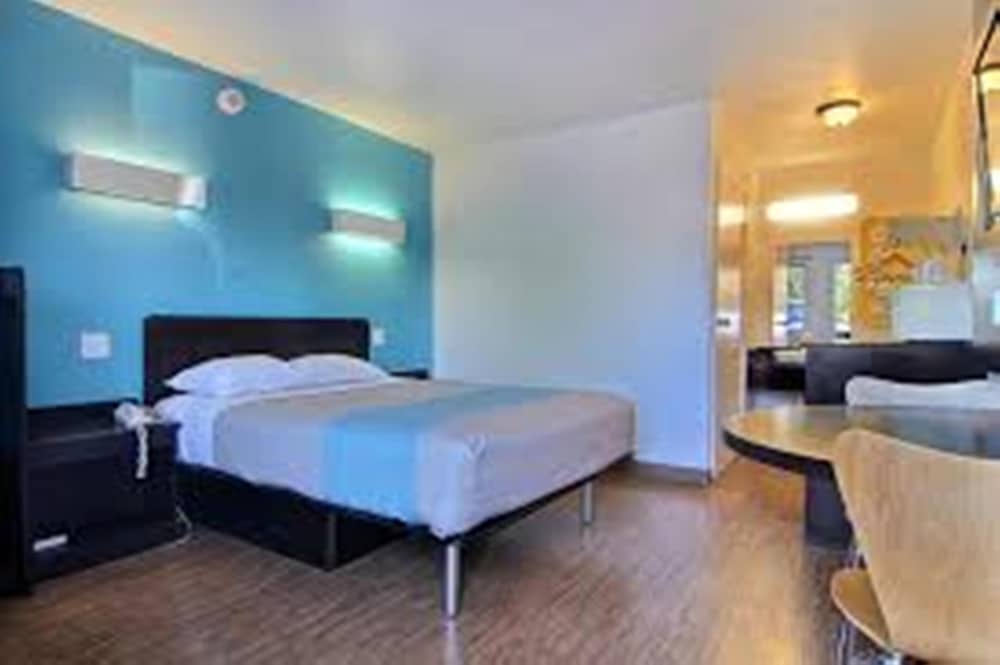 Deluxe Room, 1 Queen Bed, Accessible, Non Smoking - Photo 3