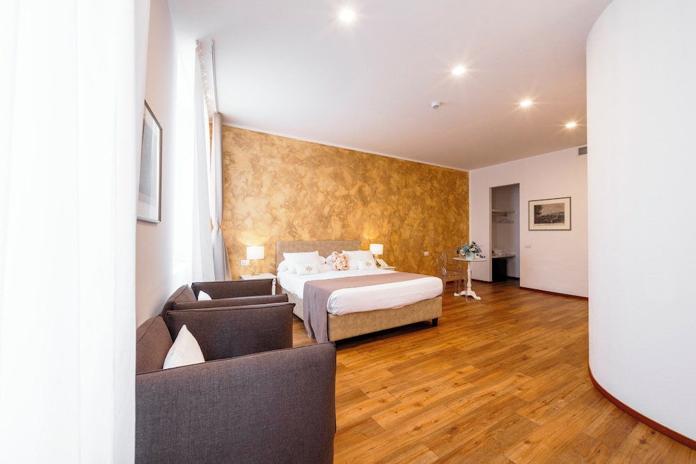 Junior Room, 1 Queen Bed photo 2