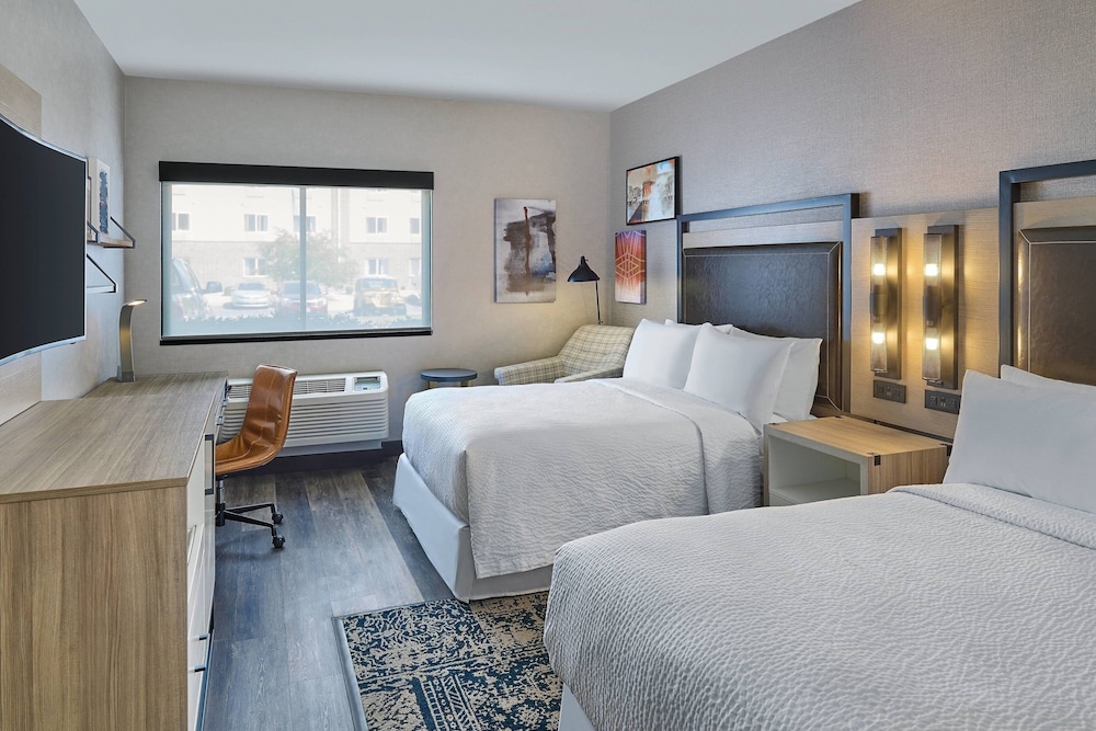 Room, 2 Double Beds, Ground Floor (Mobility/Hearing Access, Roll-In Shwr) photo 2