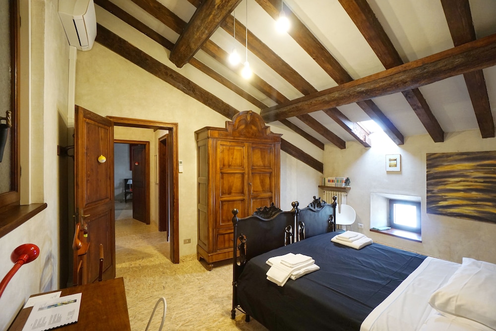 Deluxe Room, 1 Bedroom, Ensuite photo 2