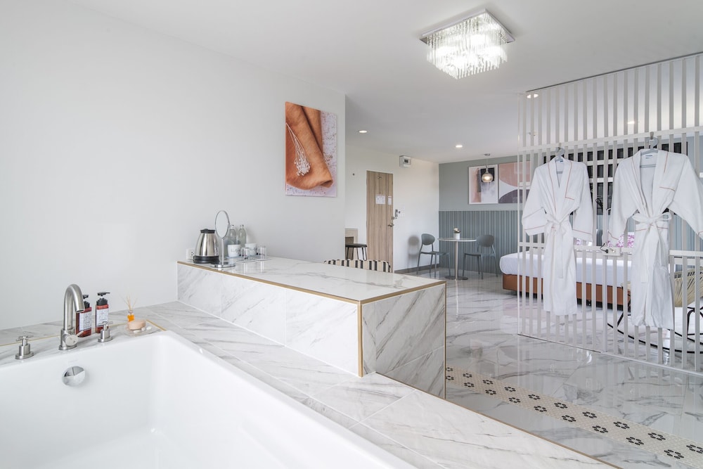 Honeymoon Suite - Photo 1