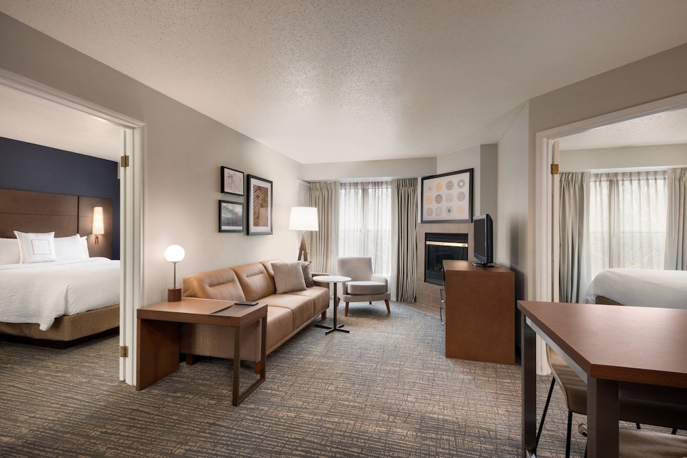Suite, 2 Bedrooms (Mobility/Hearing Access, Roll-In Shwr) photo 2