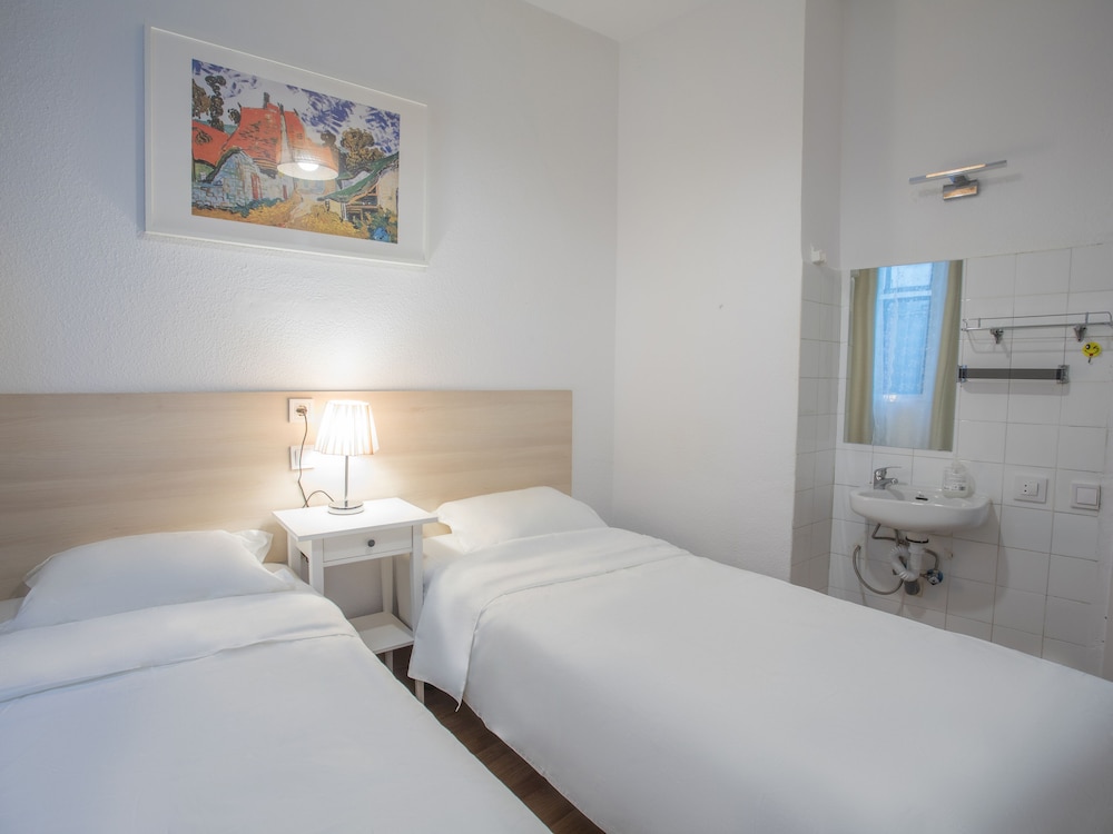 Economy Double or Twin Room, 2 Twin Beds photo 3