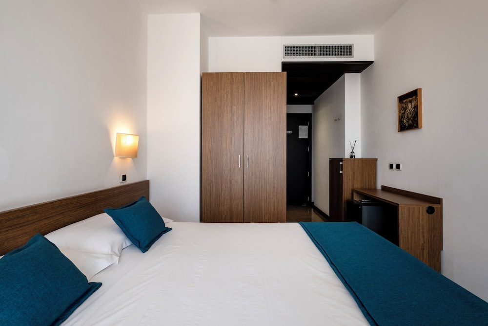 Double or Twin Room - Photo 4