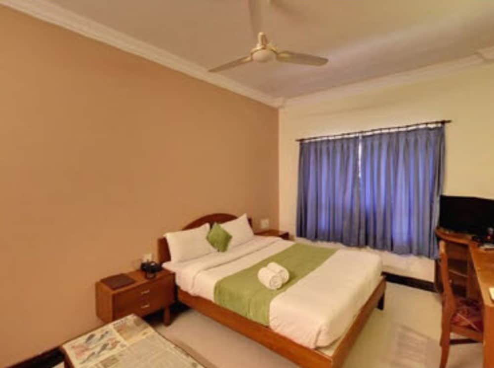 Deluxe Room, 1 King Bed with Sofa bed, Smoking, Garden View photo 1