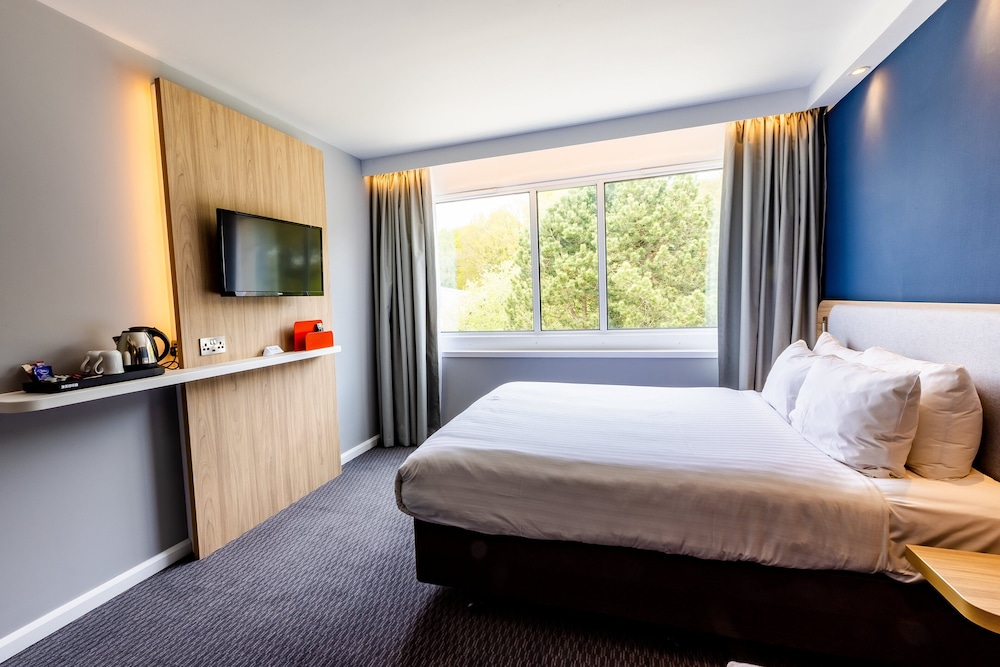 Standard Room, 1 Queen Bed with Sofa bed (with Free Hot Breakfast) - Photo 2