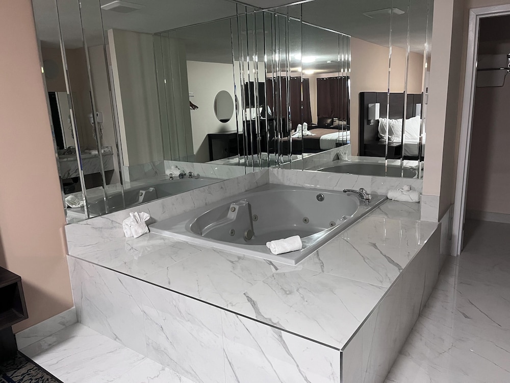 Standard Room, 1 King Bed, Hot Tub photo 2