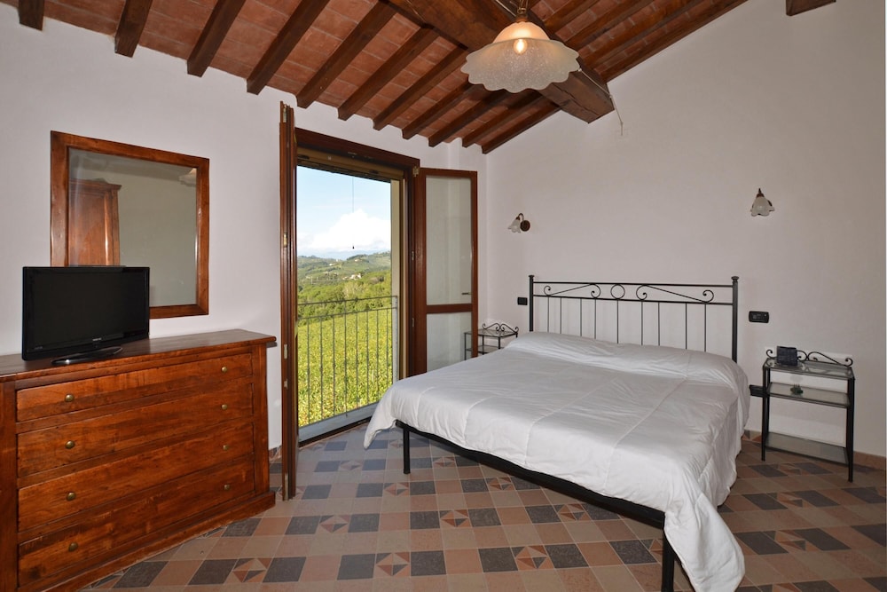 Family Apartment, Multiple Bedrooms, Mountainside (Antinoro 3)