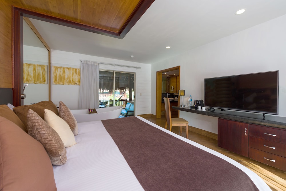 Master Suite with Buffet Breakfast, Spa Access and Daily Massage for Couples