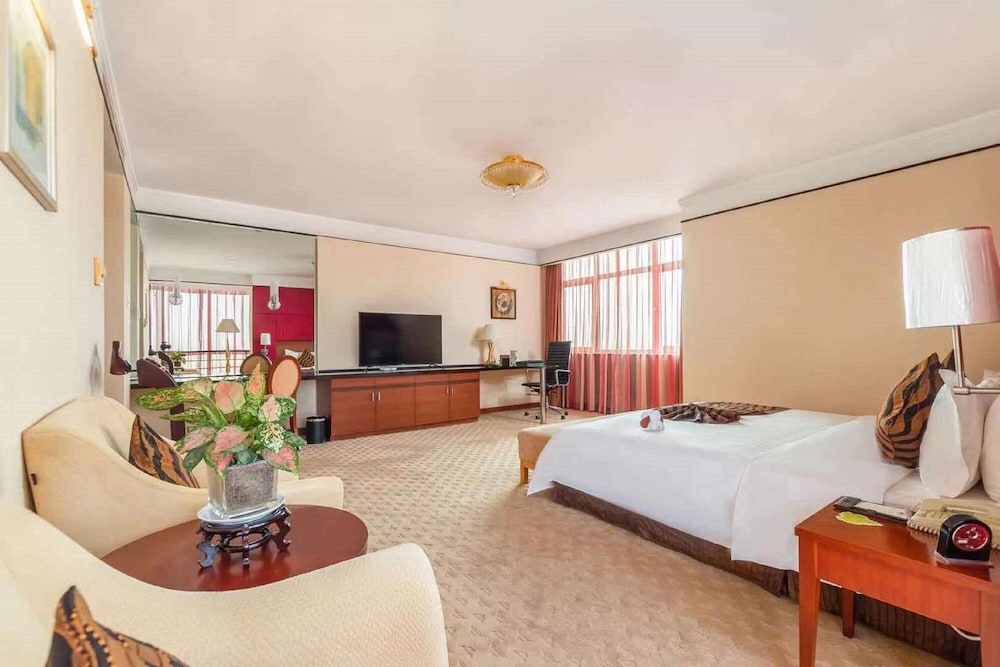 Business Room, 1 King Bed, Smoking photo 1