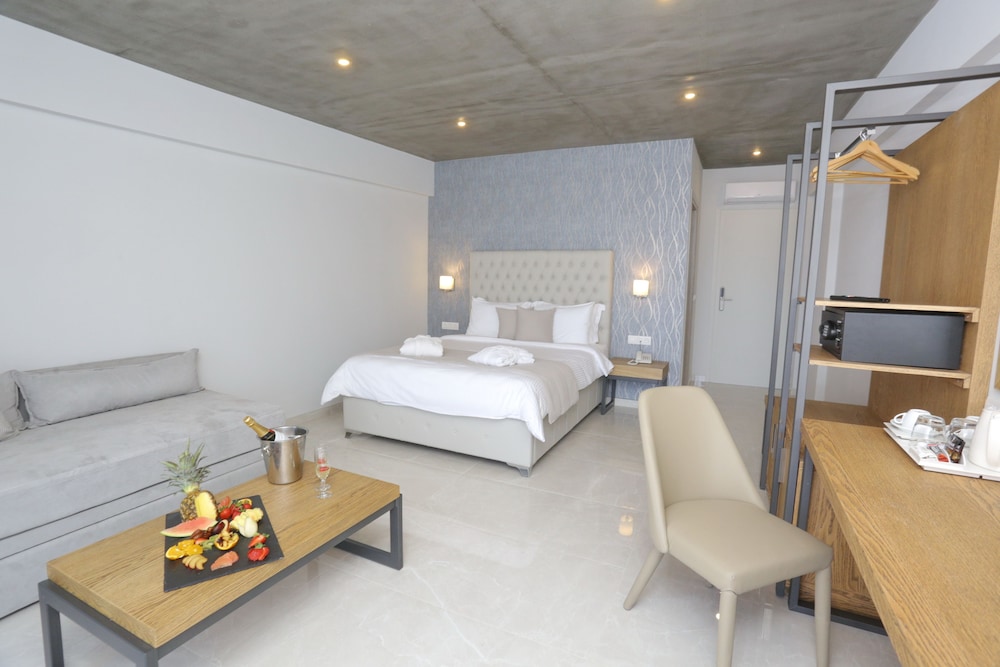 Deluxe Junior Suite (Panoramic Sea view with heated private pool) - Photo 6