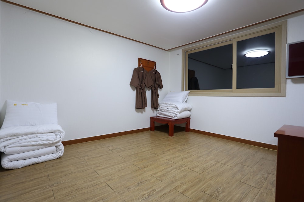 Traditional Room (Ondol) photo 2
