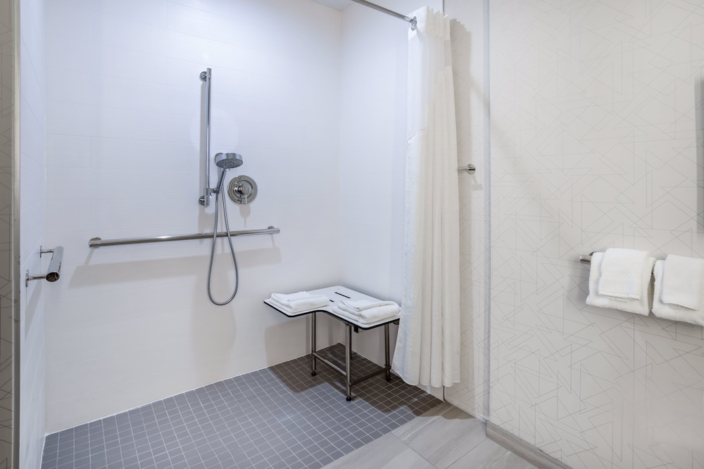 Standard Room, 2 Queen Beds, Accessible (Communication, Roll-In Shower) - Photo 6