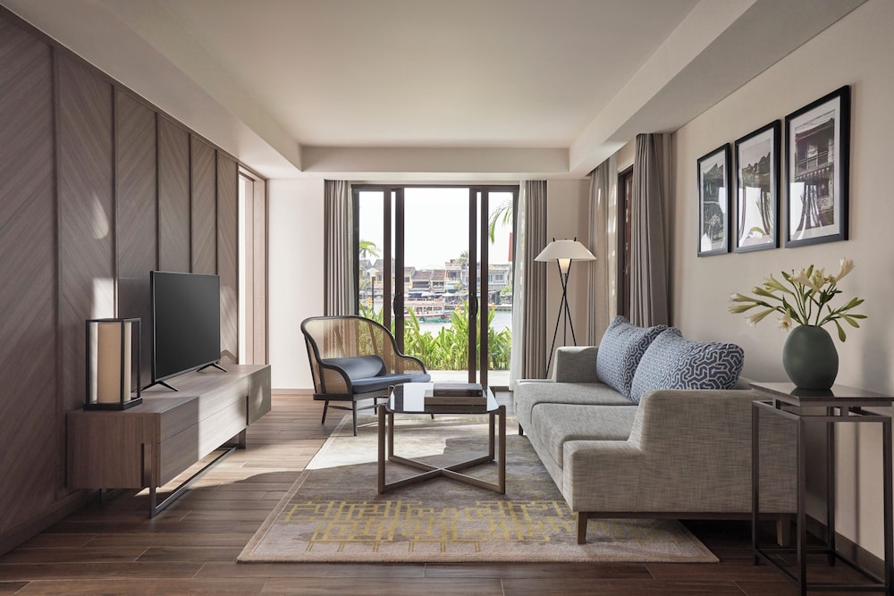 Suite, 1 King Bed, River View - Photo 3