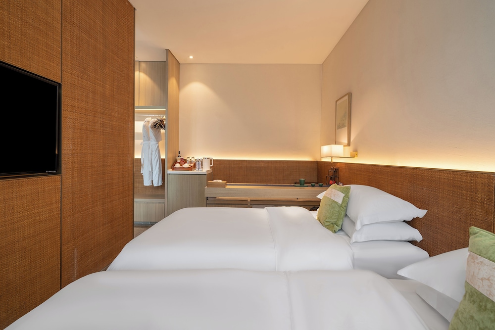Superior Twin Room, Lake View photo 2