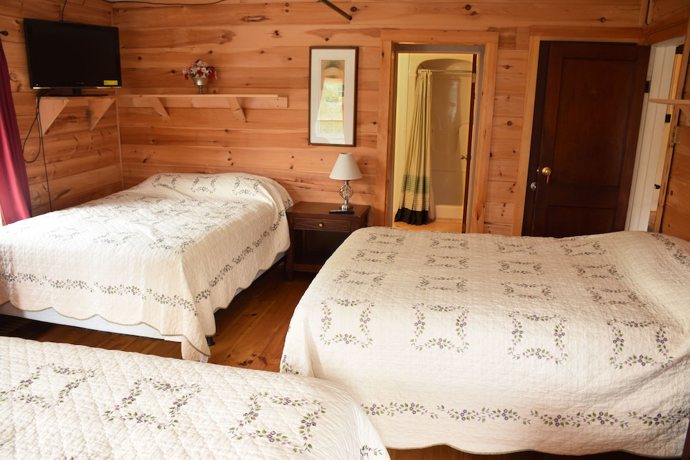 Room (3 Queen Beds) photo 3