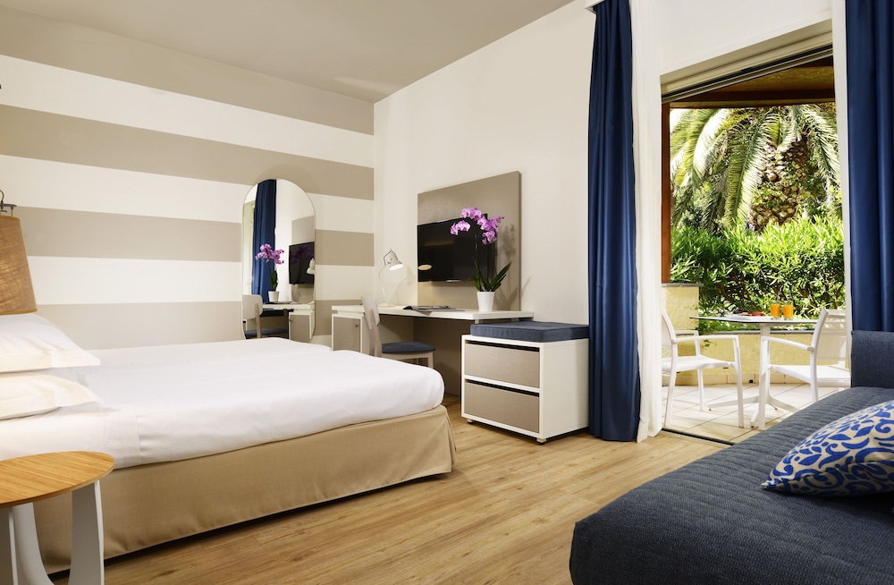 Superior Villa (Double | 1 Single Bed) - Photo 4
