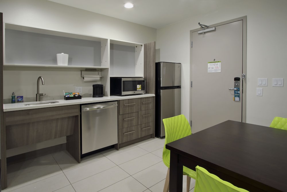 Suite, 1 King Bed, Accessible (Roll-In Shower) - Photo 4