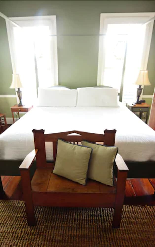 Standard Room, 1 King Bed photo 3