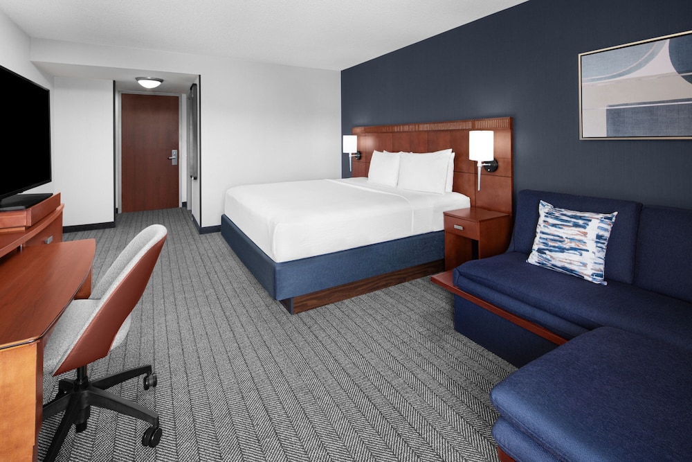 Room, 1 King Bed with Sofa bed (Mobility/Hearing Accessible, Tub) - Photo 1