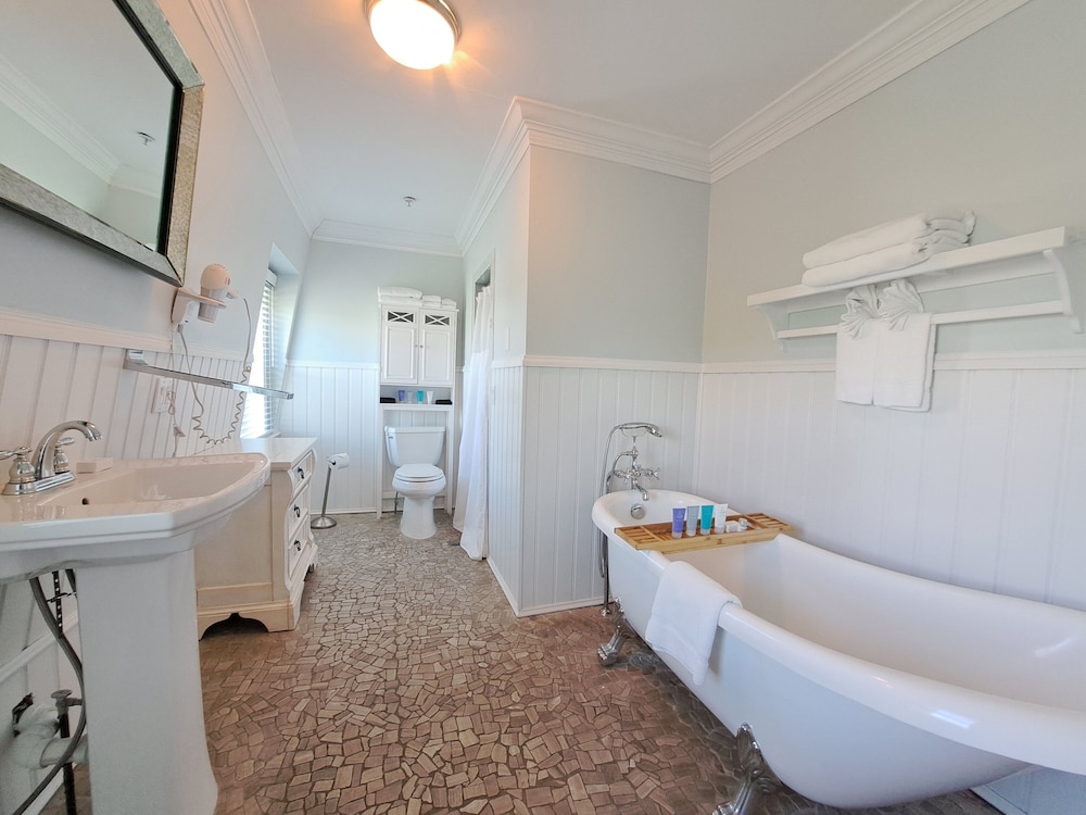 Deluxe Room, 1 King Bed, Bathtub photo 2