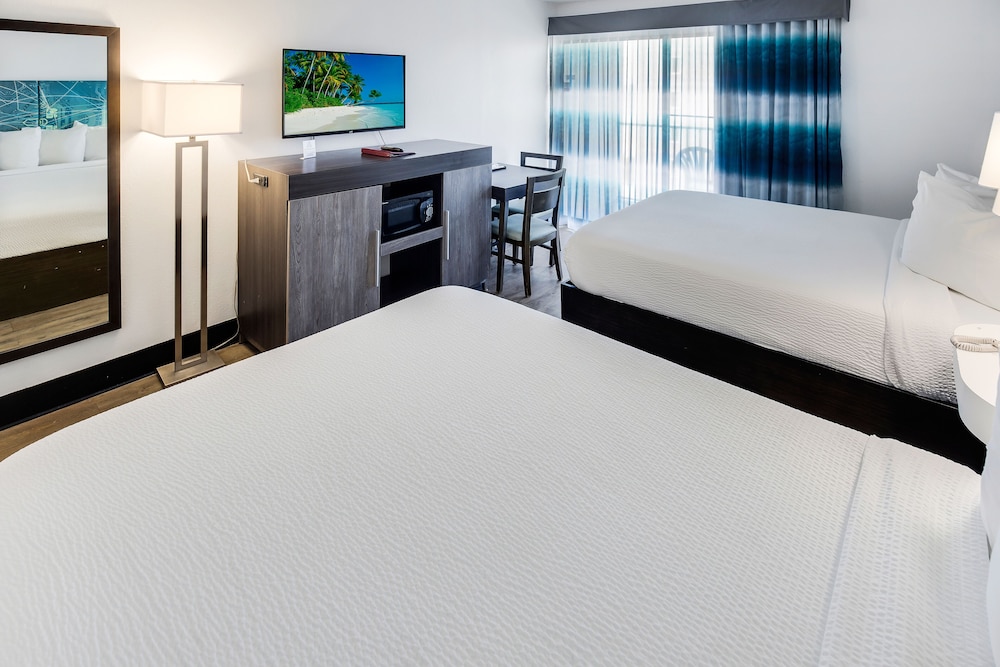 Single Room, 2 Queen Beds, Balcony, Partial Ocean View (Newly Remodeled)(No Pets) photo 3