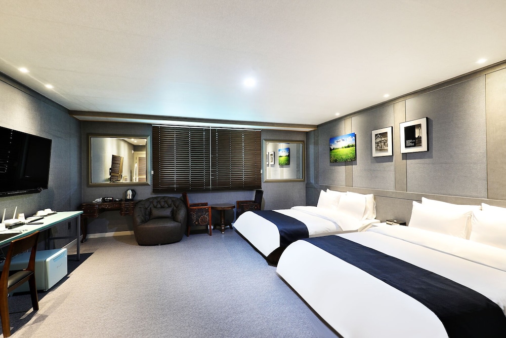 Premium Twin Room (Breakfast not provided on Monday) - Photo 1