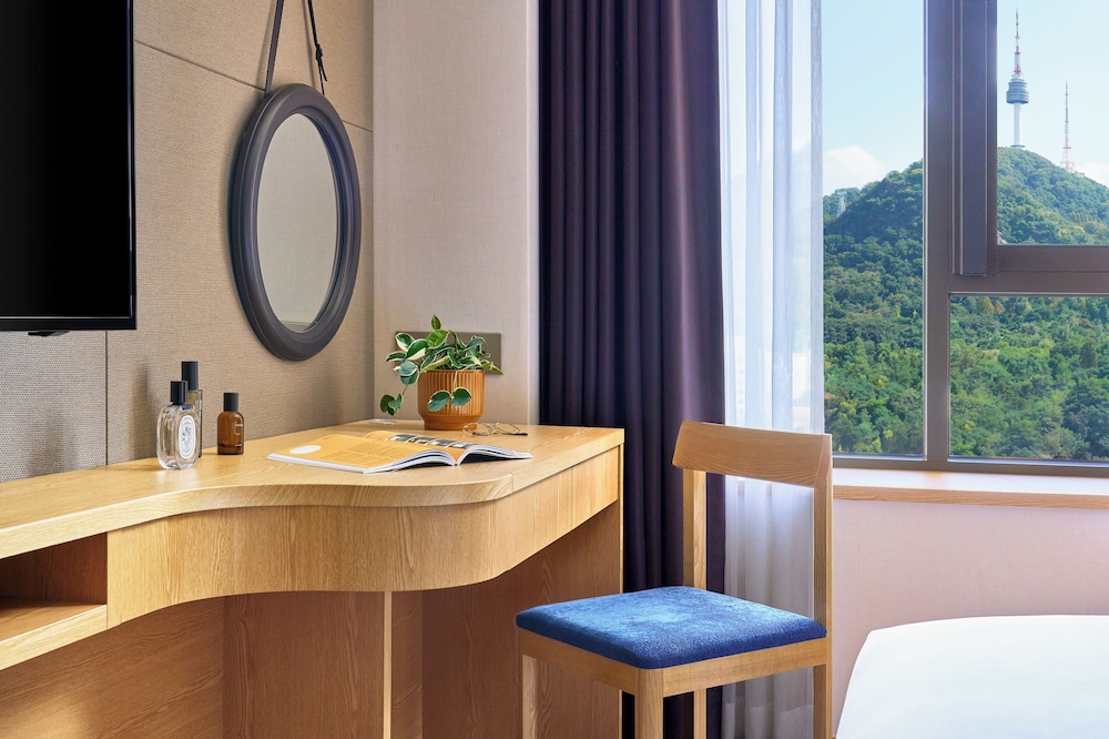 Deluxe Room, 1 King Bed, Club Lounge Access, City View photo 2